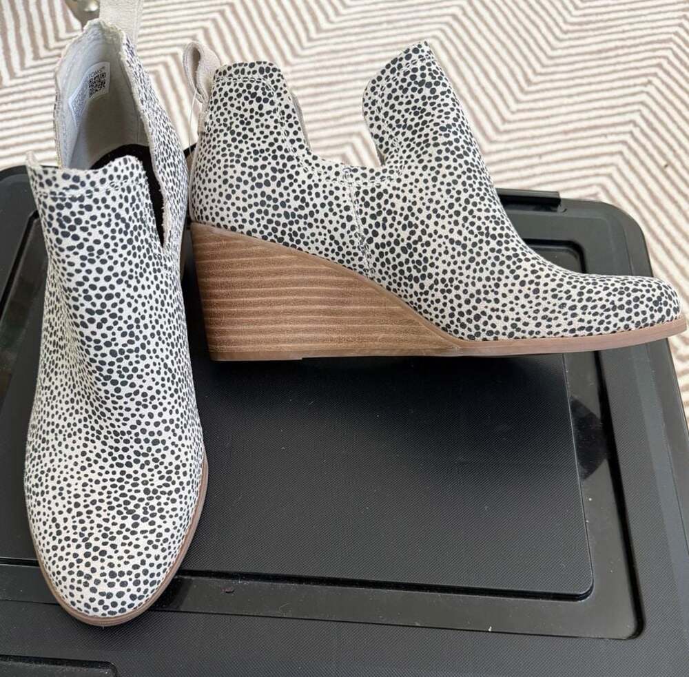TOMS Women's Kallie Wedge Booties in Mini Cheetah Print Suede size 8